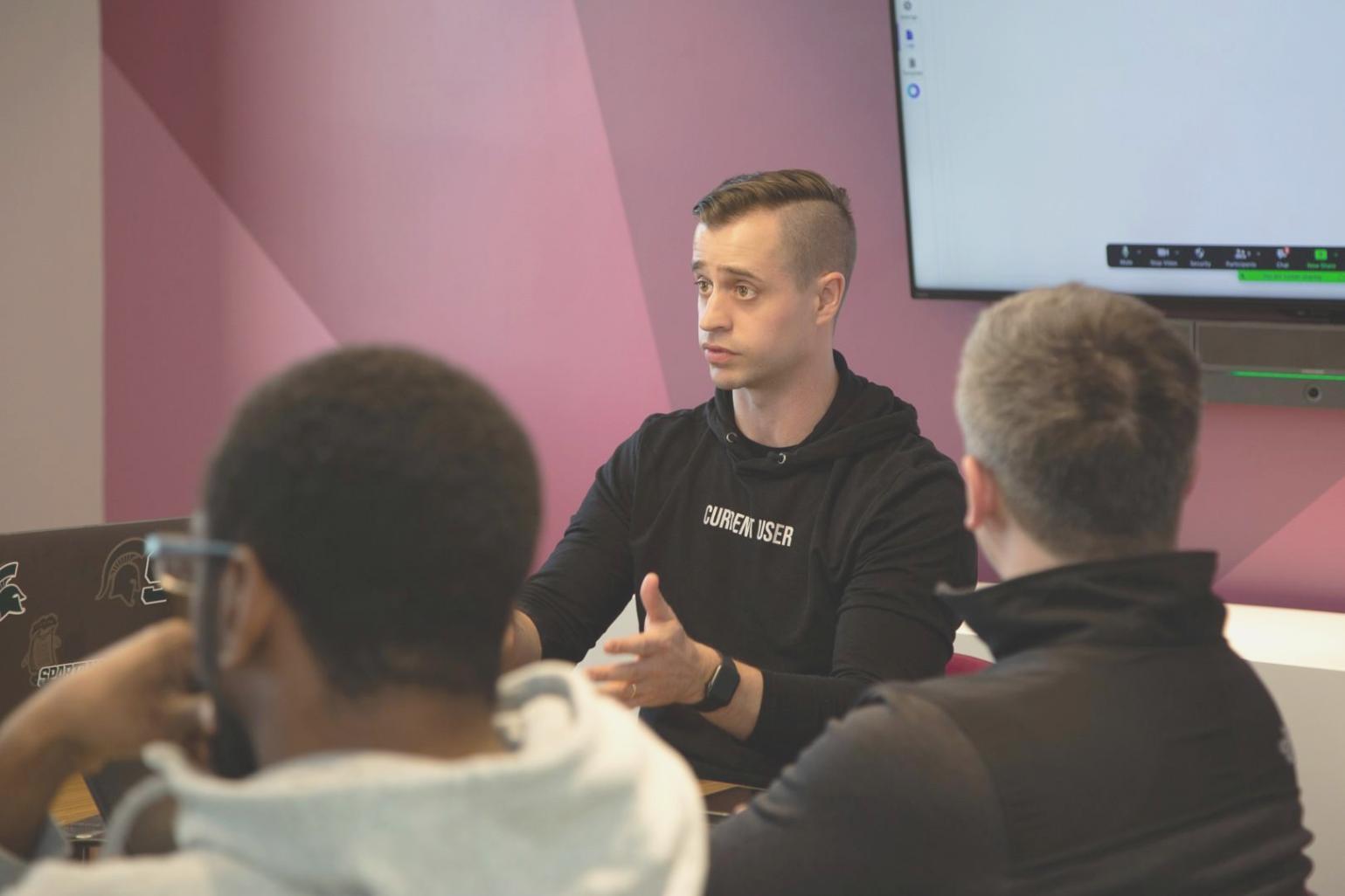 Espacio de formación moderno con tecnología avanzada para el aprendizaje de presupuestos