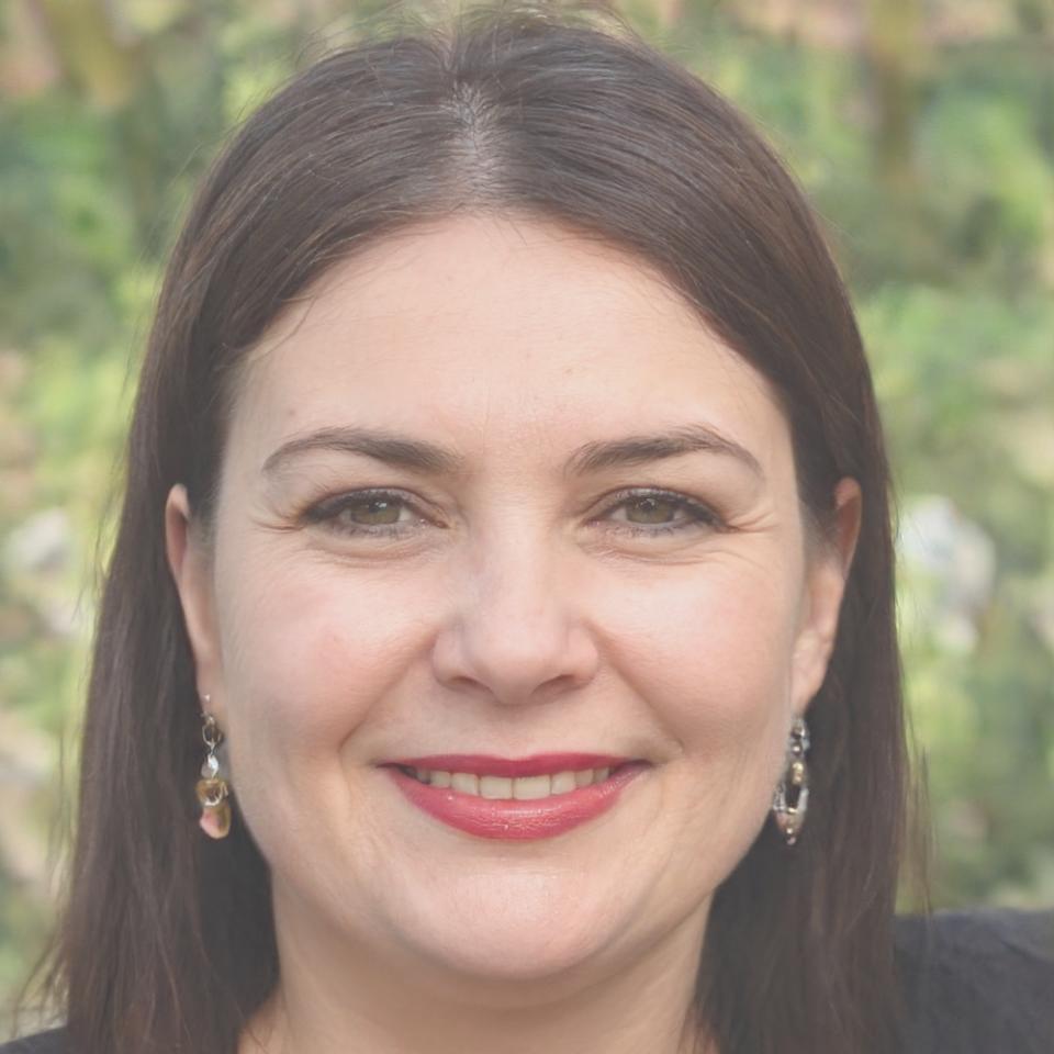 Instructora experta en análisis financiero y control presupuestario