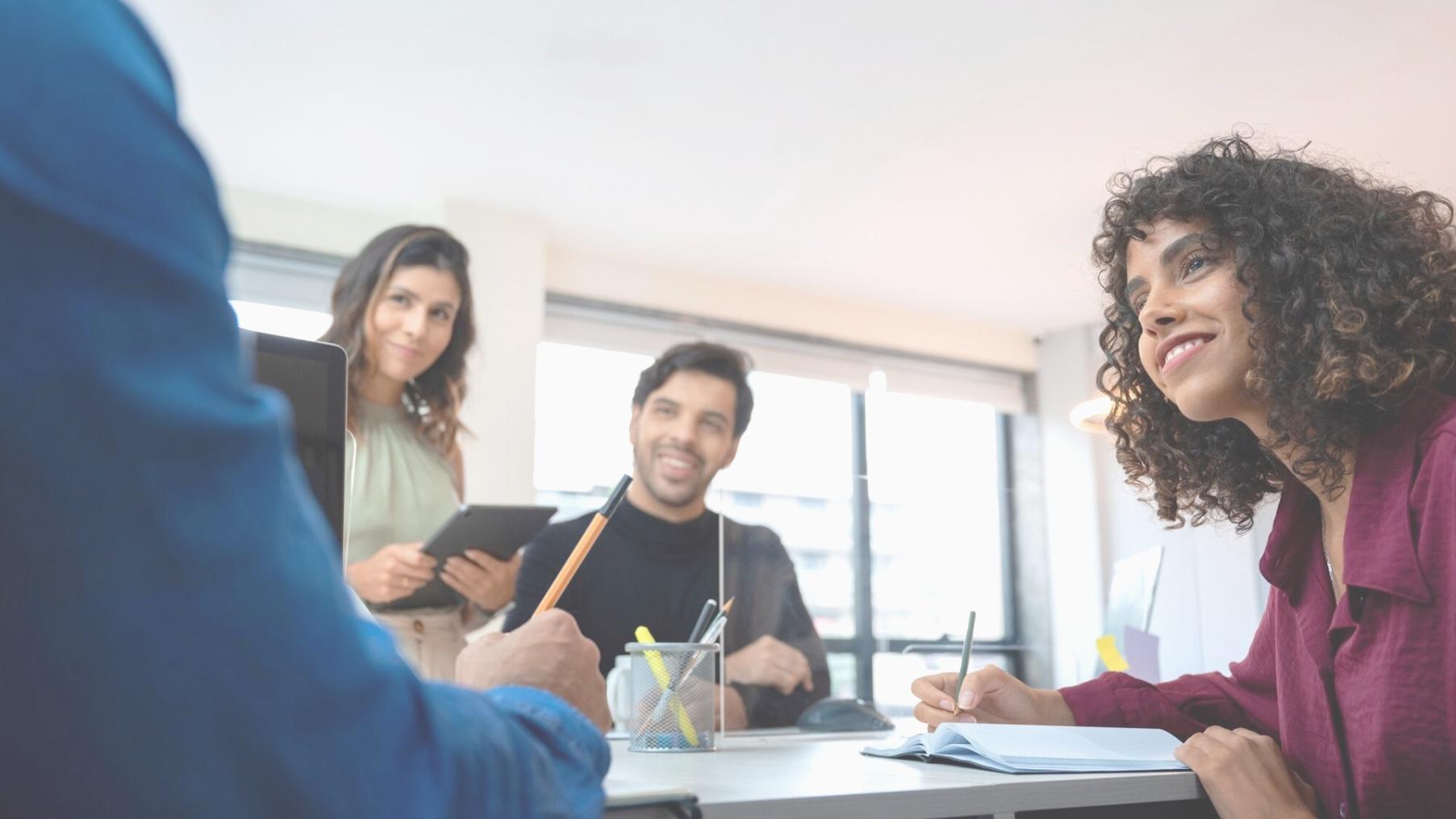 Profesionales analizando datos financieros y presupuestos en ambiente de trabajo colaborativo